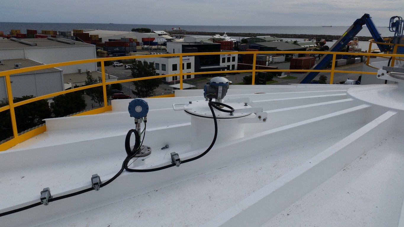 Tank roof gauging installation