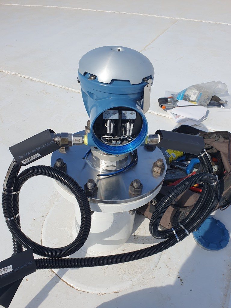 Tank-top radar level gauge