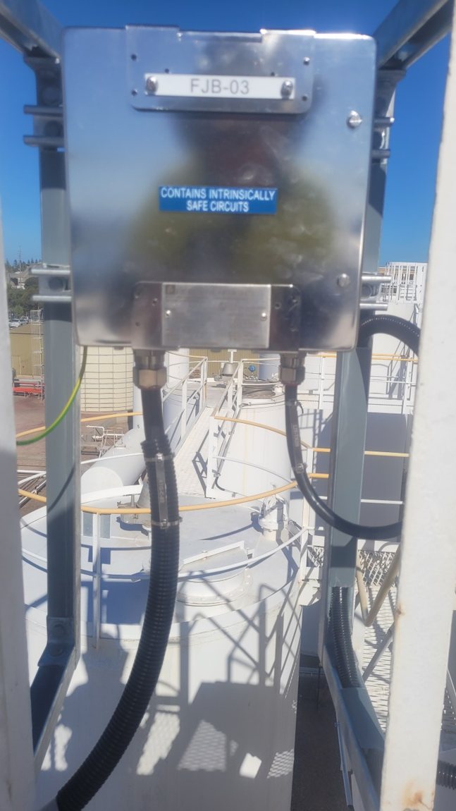 Level measurement installation