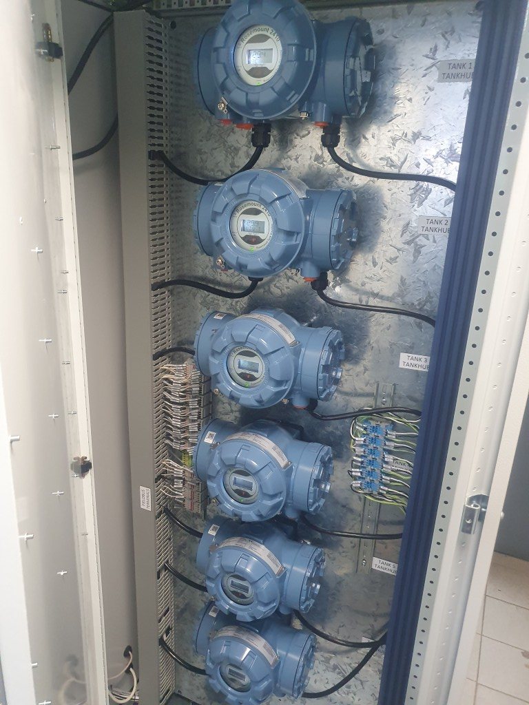 Tank gauging equipment cabinet