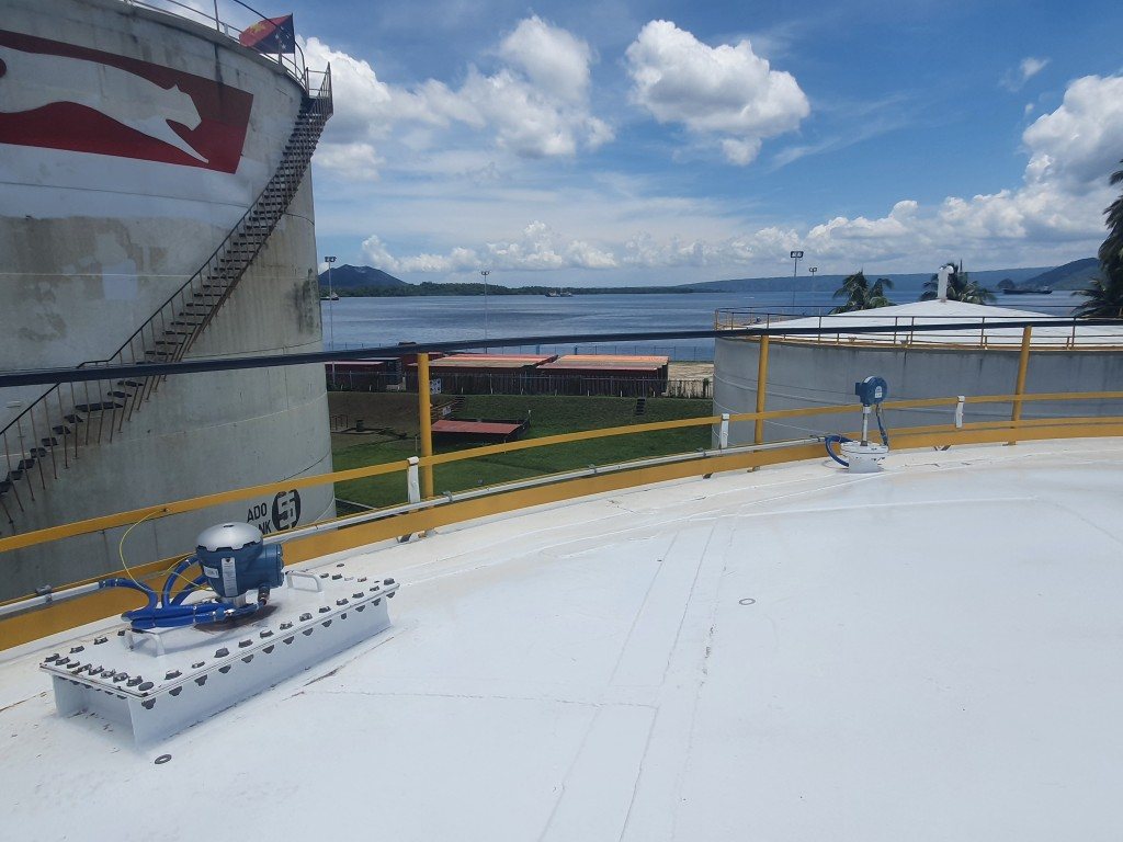 Tank roof instrument installation