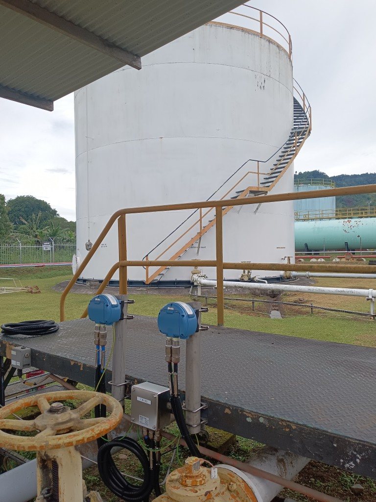 Tank-top measurement installation